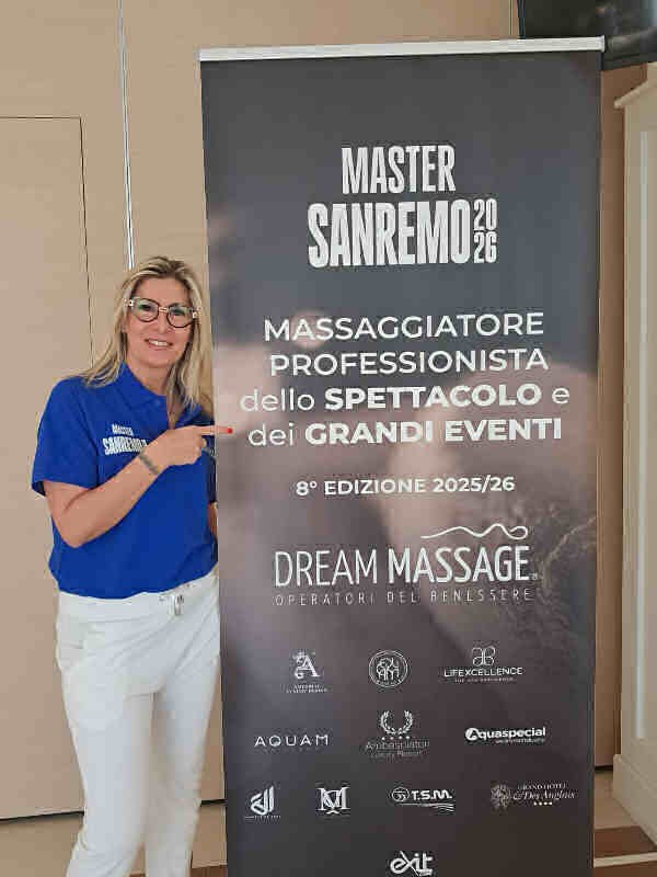 Barbara Fabbian accanto al roll-up di Master Sanremo 2026, Dream Massage