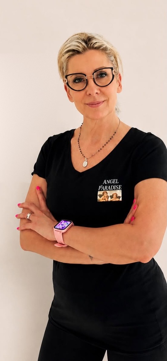 Barbara Fabbian con la maglia Angel Paradise, a braccia conserte